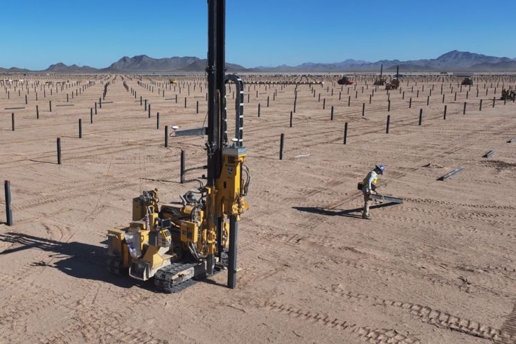 미국 애리조나주 태양광발전소 건설 현장의 파일드라이버에 스패너의 X1 키트가 장착돼 있다. 스패너