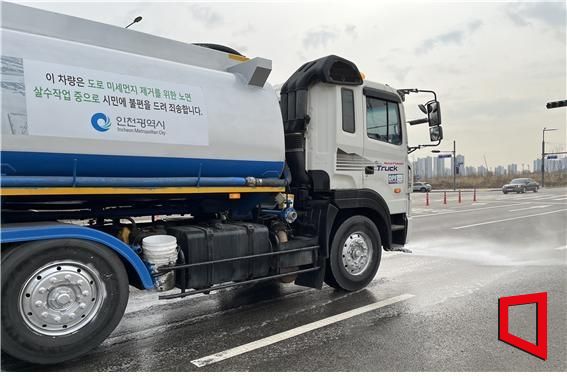 도로 미세먼지 제거를 위해 살수 작업을 하고 있다. 인천시