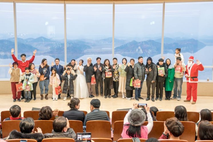 지난 2023년 애기봉에서 열린 크리스마스 트리 점등식 행사. 김포시 제공