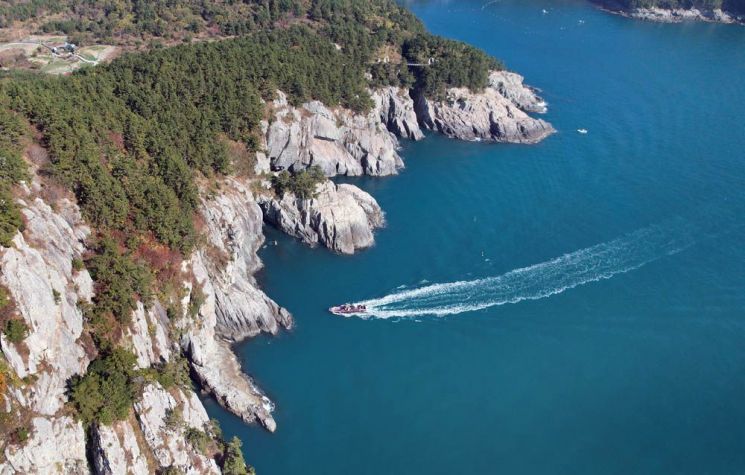 비렁길이 이어지는 금오도 서쪽 해안절벽