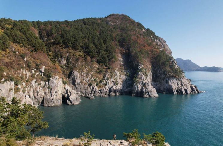 비렁길을 걷다보면 깎아지른 해안절벽을 만나게 된다