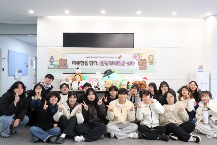 전주대 사범대학, 삼성휴먼빌서 연말 인형 기부 활동