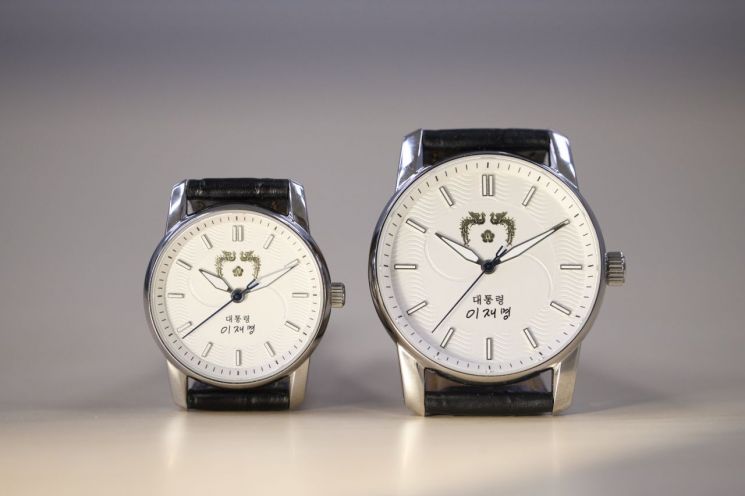 이 대통령 손목시계 공개···자필로 '국민이 주인인 나라'