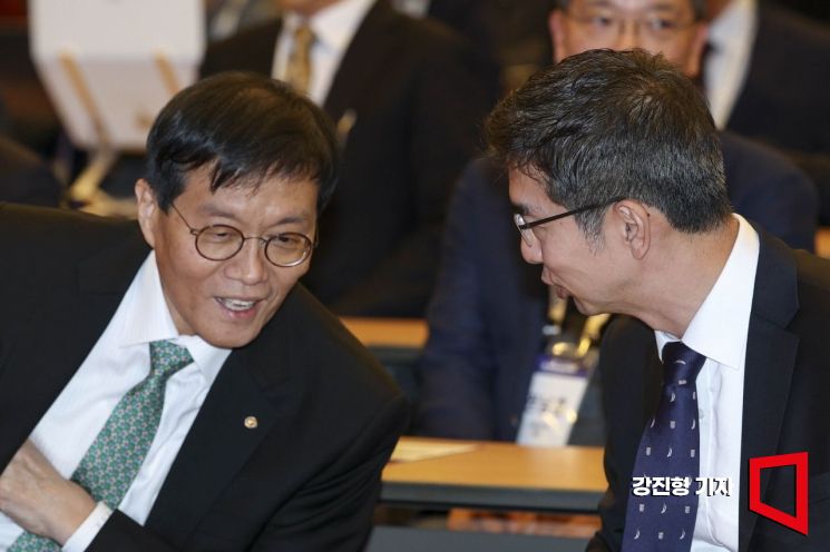 [포토] 대화하는 이창용 총재-이홍락 LG AI연구원장