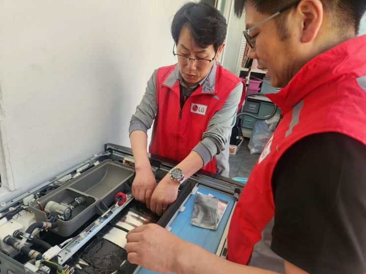 LG전자 '라이프스굿' 봉사단에는 최근 5년 간 5000여 명의 임직원이 참여해 2만3000여 명에게 도움의 손길을 전했다. 사진은 LG전자 직원들이 전문 기술 역량을 활용해 제품 점검·수리 봉사를 하는 모습. LG전자