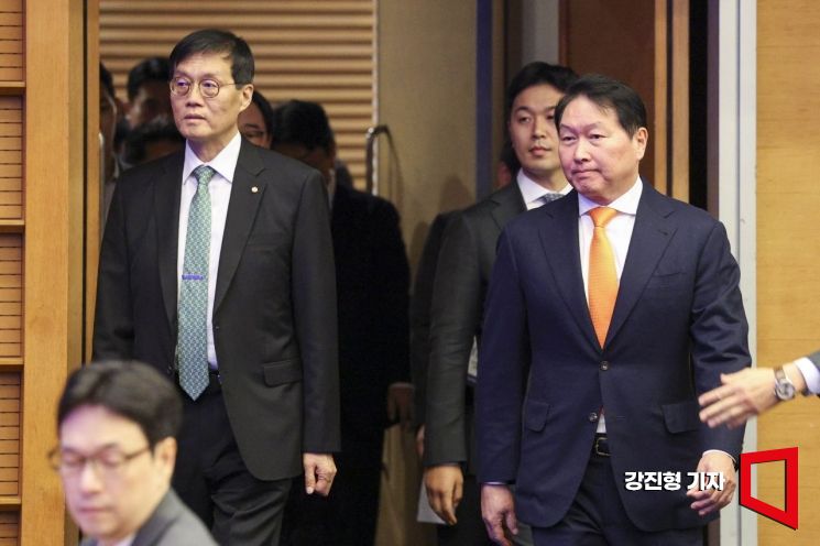 [포토] 세미나장 들어서는 최태원 회장-이창용 총재