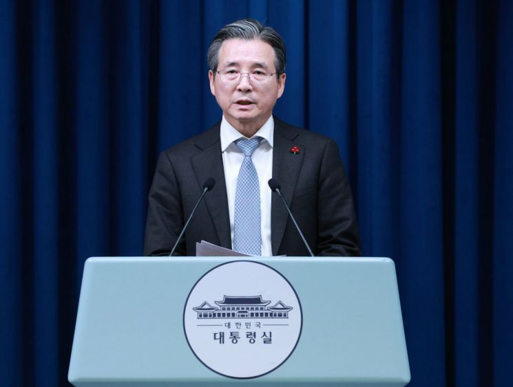 김용범 정책실장이 5일 용산 대통령실 기자회견장에서 이재명 대통령과 손정의 소프트뱅크그룹 회장 면담 관련 브리핑을 하고 있다. 연합뉴스