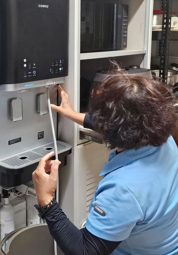 김성숙 코웨이 코디가 정수기를 점검하고 있다. 코웨이