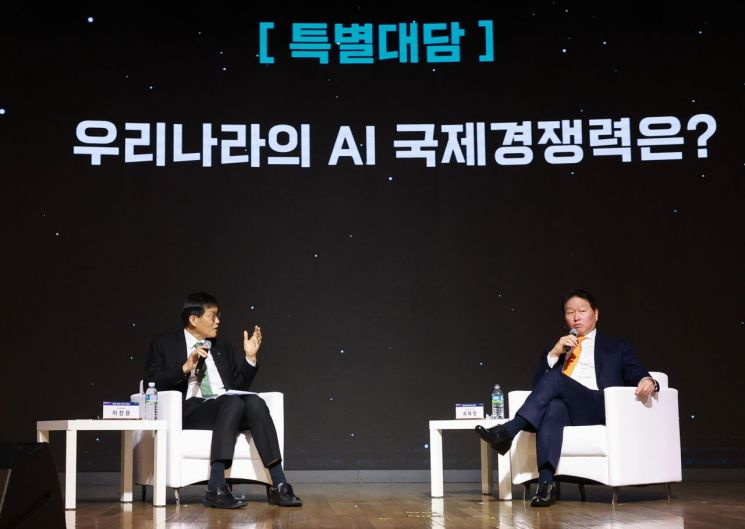 (왼쪽부터)이창용 한국은행 총재와 최태원 대한상공회의소 회장이 5일 서울 중구 대한상공회의소에서 열린 '한국은행-대한상공회의소 공동 세미나' 특별대담 세션에서 의견을 나누고 있다. 한국은행