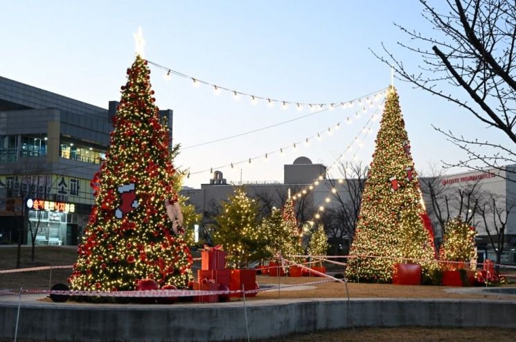 오시리아 관광단지에 설치된 크리스마스 경관.
