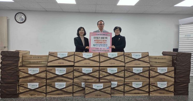 좌측부터 김명이 기장읍장, 남영규 대외협력처장, 권묘연 위원장이 성품 기탁식을 진행하고 있다. 기장군 제공