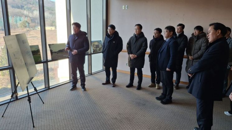 지난 4일 국무조정실 주한미군기지지원단(주미단), 행정안전부, 국방부 및 경기도 관계자들과 캠프 레드클라우드(CRC) 현장을 방문해 설명을 듣고 있다. 의정부시 제공