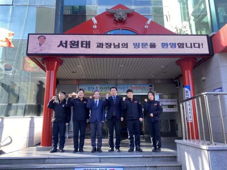 센텀종합병원이 남부소방서 소방관 대상 비뇨기계 질환 특별교육을 실시하고 기념촬영하고 있다. 센텀종합병원 제공