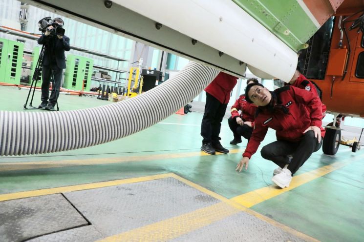 김진태 강원특별자치도지사는 5일 원주에 위치한 산림청 산림항공본부를 방문해 산불 대비 태세를 직접 점검하고 있다. 강원도 제공