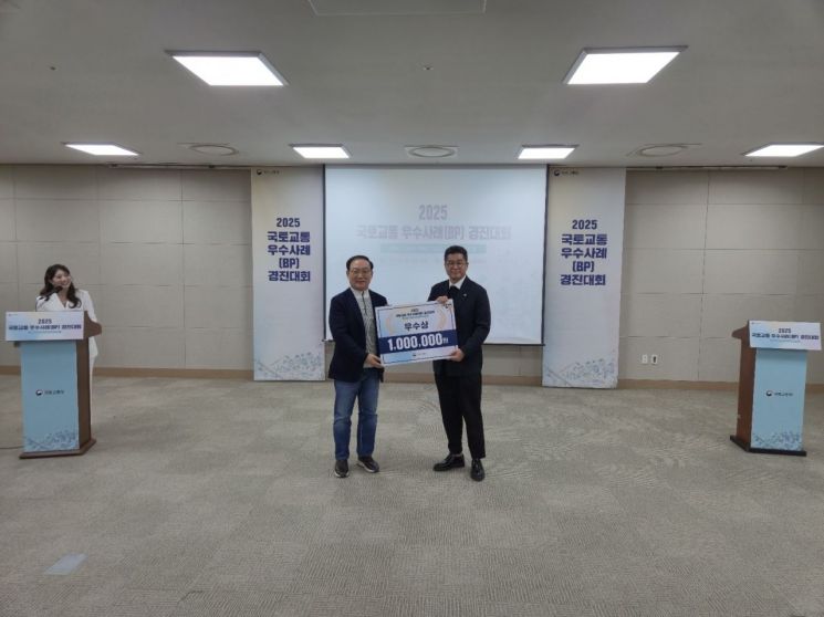 권대중 심사위원장(왼쪽)과 김홍균 국토안전관리원 부장. 국토안전관리원.