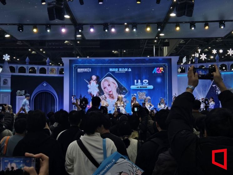 A cosplay event is taking place at the Neowiz "Brown Dust 2" booth during the animation and game festival "AGF 2025," held on the 5th at KINTEX Exhibition Hall 1 in Goyang, Gyeonggi Province. Photo by Kyungjo Noh