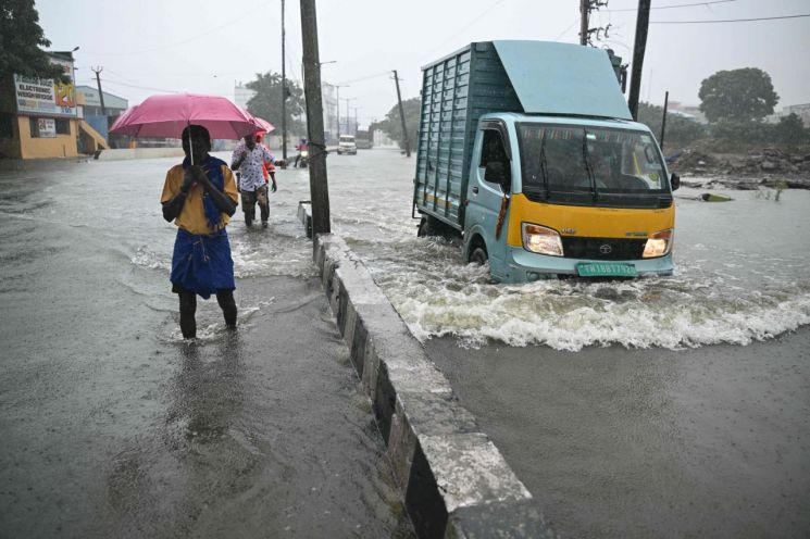 '사이클론 강타' 스리랑카 사망자 600명 넘어…"산사태 추가 경보"