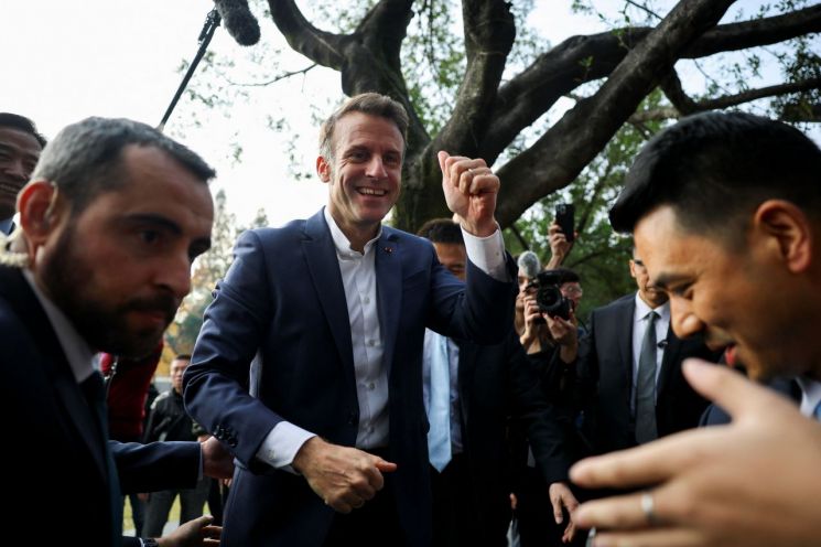 "AI로 만든 영상이냐"…중국서 톱스타급 환대 받은 '지지율 18%' 마크롱