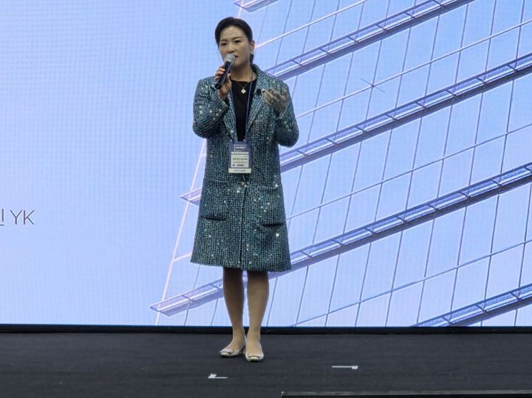 지난 4일 법률신문이 IHCF, 메쎄이상과 공동 주최한 '2025 대한민국 법률 산업 박람회'(LES 2025)에서 조인선 법무법인 YK 파트너 변호사(노동중대재해 그룹장)가 마무리 발언을 하고 있다. 최석진 로앤비즈 스페셜리스트