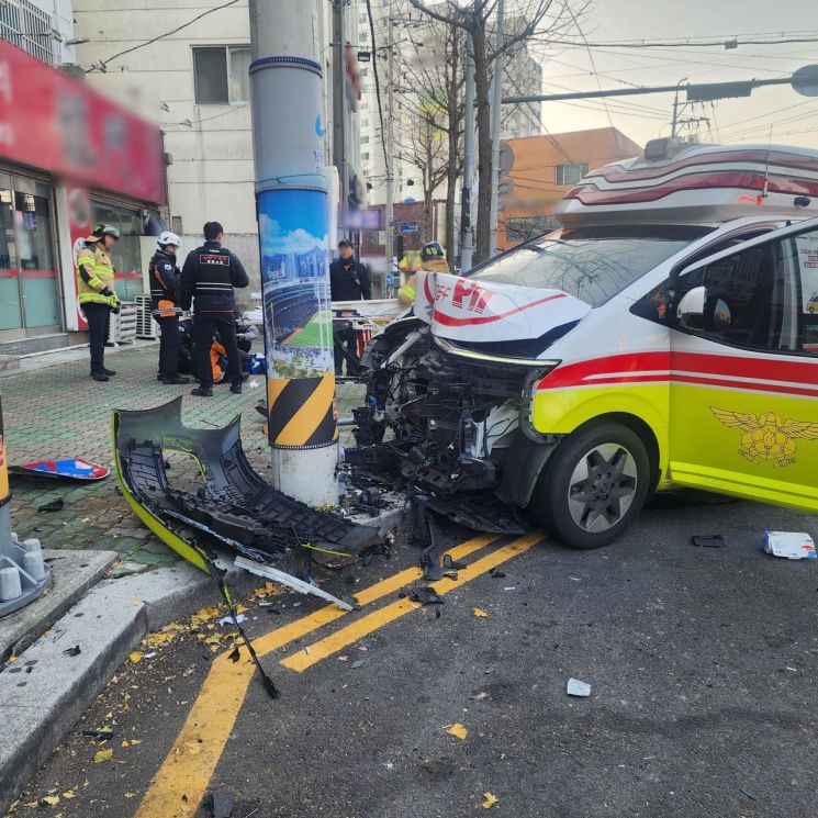 '밤샘 근무에 집중력 고갈' … 창원서 환자 태운 구급차, 전봇대 충돌