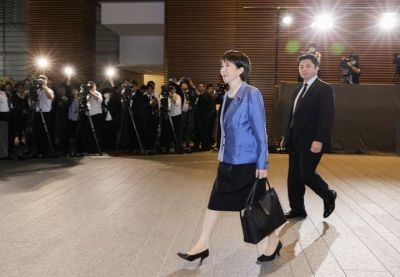 "들고나온 검정 가방 뭐야?" 130만원짜리 '완판'...역대급 인기 女총리, 소비시장 삼켰다