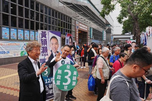 선물 쥐어주며 투표 독려한 홍콩…최종 투표율 31.9%