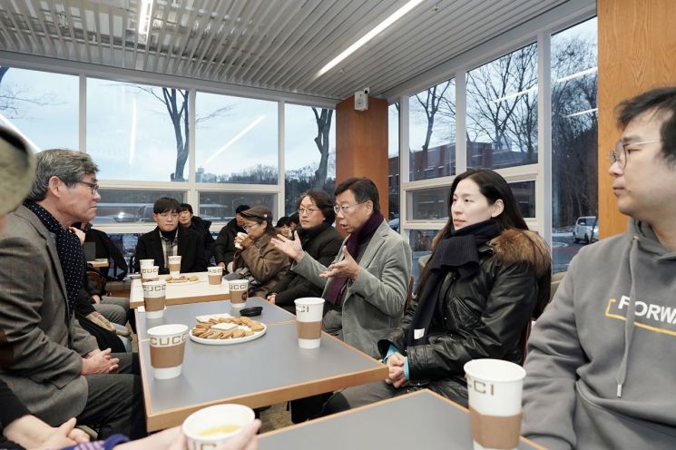 성남물빛정원 지하 공동구 시민 탐사대 참여자들과 대화 중인 신상진 성남시장. 성남시 제공