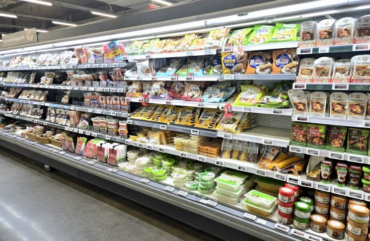 "삼다수도 호빵도 처음처럼도 빠졌다"…현장 곳곳 빈 매대, 홈플러스 '고사' 위기 