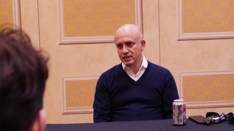 엘란 데켈 아마존 범용 인공지능(AGI) 연구소 AI에이전트 디렉터가 미국 라스베이거스에서 진행된 아마존웹서비스(AWS)의 연례 행사 '리인벤트(re:Invent) 2025'를 맞아 인터뷰하고 있다. AWS 제공