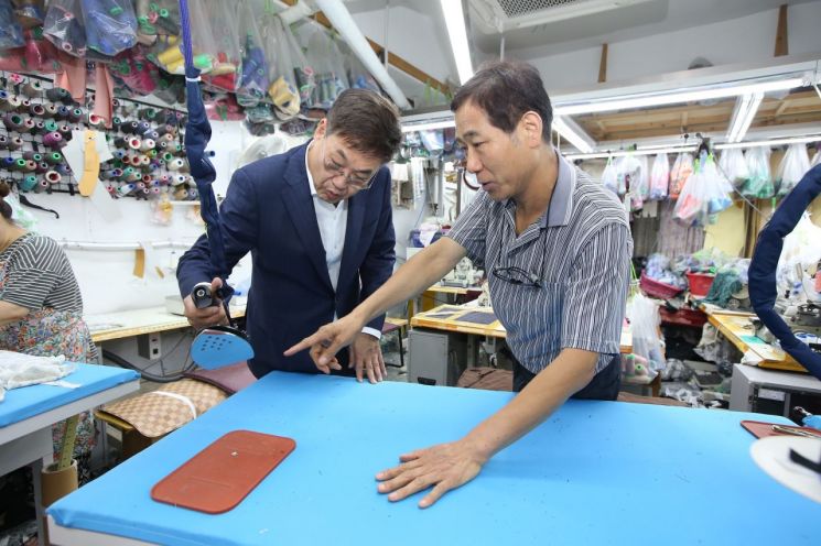봉제사업장을 방문한 정문헌 구청장. 종로구 제공.