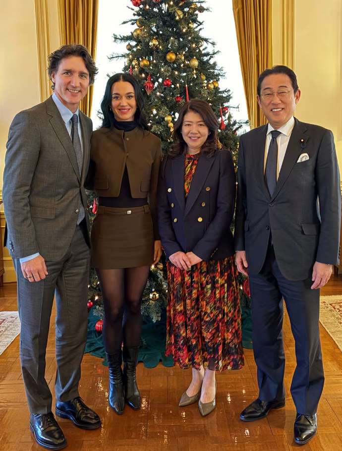 트뤼도 전 캐나다 총리와 케이티 페리가 기시다 후미오 전 일본 총리 부부와 일본 도쿄에서 만나 사진 촬영을 했다. 엑스