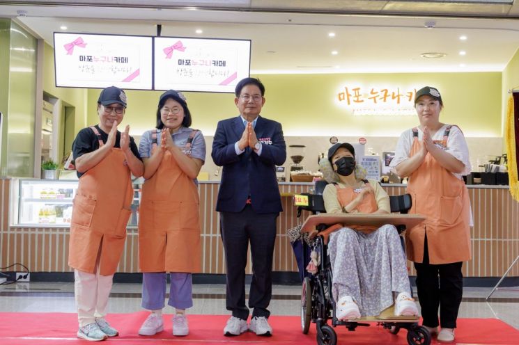 박강수 마포구청장과 마포 누구나 카페 관계자들. 마포구 제공.