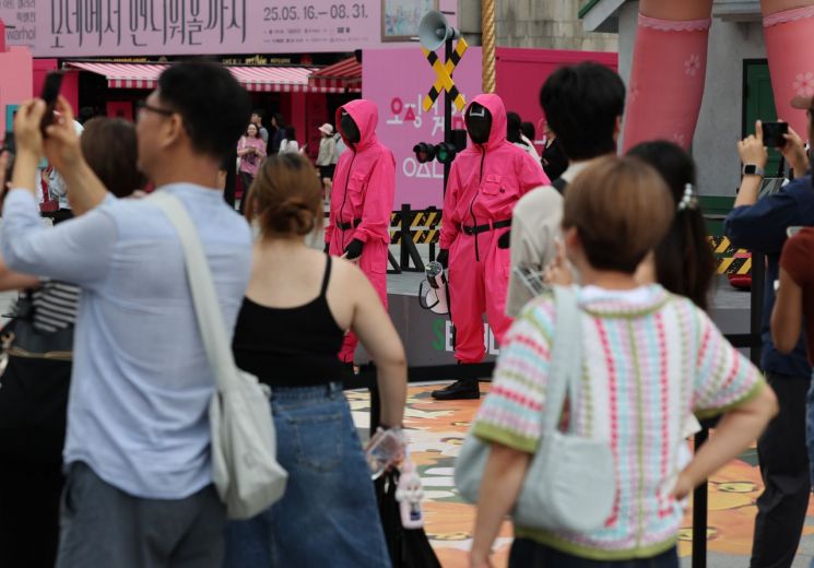 On May 30, at Gwanghwamun Square in Seoul, citizens and foreign tourists enjoyed the Squid Game popup event held to celebrate the 2025 K-Content Seoul Travel Week. Photo by Yonhap News