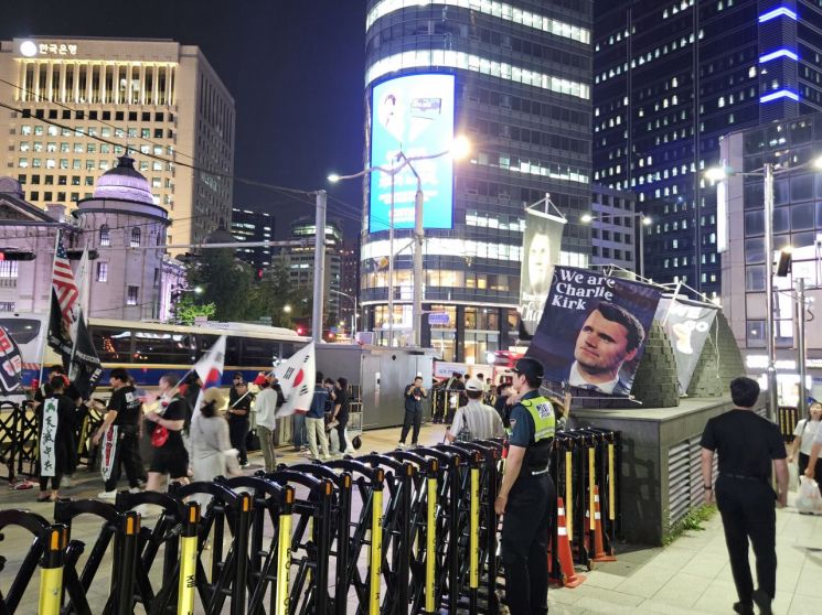 On September 26, near the Chinese Embassy in Myeongdong, Jung-gu, Seoul, the conservative group Mincho Resistance held an anti-China protest, during which protesters held a photo of Charlie Kirk, a recently killed American right-wing activist. Photo by Yonhap News.