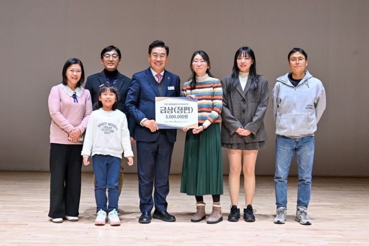 전진선 양평군수가 지난 5일 '2025 양평마을미디어 영상공모전' 시상식을 진행하고 있다. 양평군 제공