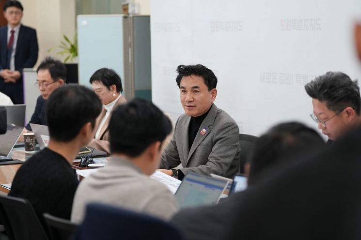 김진태 강원특별자치도지사가 8일  총 5800억원 규모의 '강원 의료 AX 첨단산업 육성 프로젝트'를 공개하고 있다. 강원도 제공