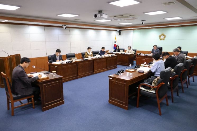동해시의회 예산결산특별위원회(위원장 정동수)가  8일 제357회 제2차 정례회 제7차 예산결산특별위원회를 열고 환경과, 해양수산과, 문화예술과, 교통과 소관 2026년도 세입·세출예산안을 심사하고 있다. 동해시의회 제공