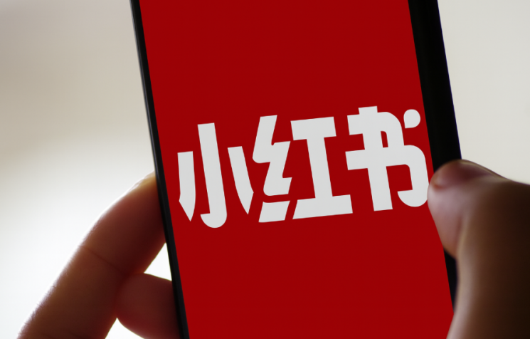 중국 사회관계망서비스 '샤오훙수'를 사용하는 모습을 AI로 만든 이미지.