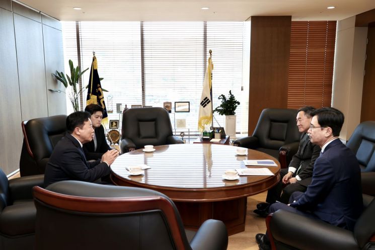 서태원 가평군수(왼쪽)와 김용태 국회의원(왼쪽 두 번째)이 8일 전북 전주에 위치한 국민연금공단 본사를 방문해 김태현 이사장(왼쪽 세 번째)에게 국민연금공단의 가평상담센터 폐쇄 결정에 반발하는 군민들의 목소리를 전하고 있다. 가평군 제공