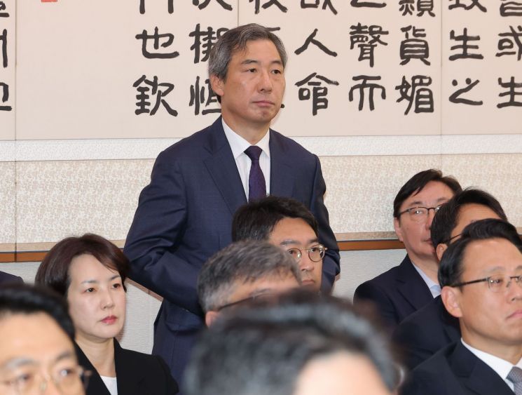 윤재순 전 대통령비서실 총무비서관이 지난 10월 23일 국회 법제사법위원회에서 열린 2025년 국정감사에 출석해 인사를 하고 있다. 연합뉴스