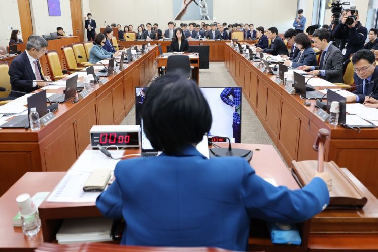 지난달 17일 서울 여의도 국회에서 열린 과학기술정보방송통신위원회 전체회의에서 최민희 위원장이 의사봉을 두드리고 있다. 연합뉴스