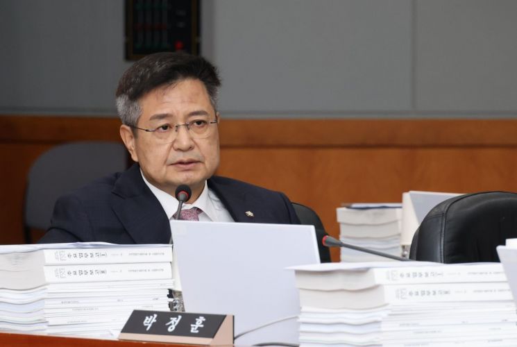 지난 10월24일 대전 한국전자통신연구원(ETRI)에서 열린 과학기술정보방송통신위원회 국정감사에서 국민의힘 김장겸 의원이 질의하고 있다. 연합뉴스