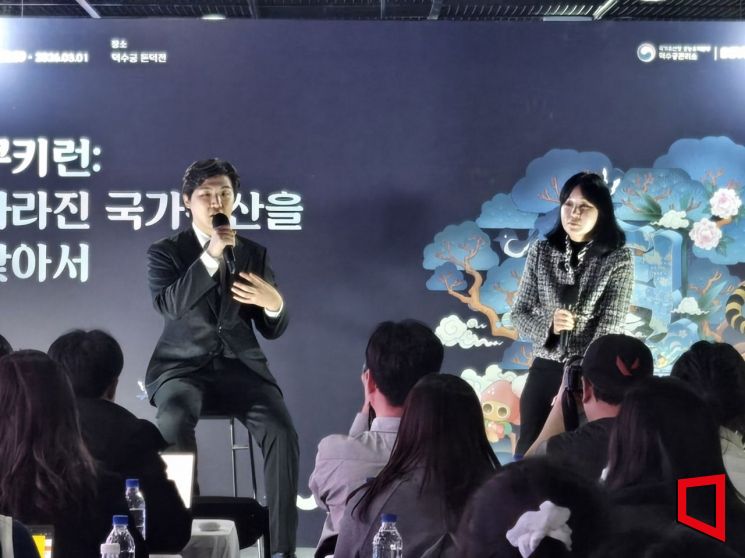 조길현 데브시스터즈 대표(왼쪽)가 8일 서울 덕수궁 돈덕전에서 열린 '쿠키런: 사라진 국가유산을 찾아서' 특별전 관련해 설명하고 있다. 노경조 기자