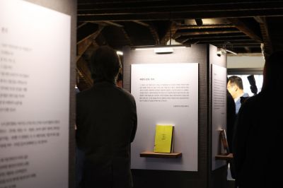 지난 1일 서울 서대문구 연세대 윤동주기념관에서 열린 '2025 연세노벨위크' 기념한강 작가 문학 전시회에서 참석자들이 전시들 둘러보고 있다. 연합뉴스