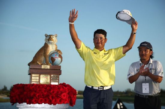 마쓰야마 히데키가 히어로 월드 챌린지 우승 직후 트로피를 앞에 두고 기뻐하고 있다. 바하마=AFP연합뉴스