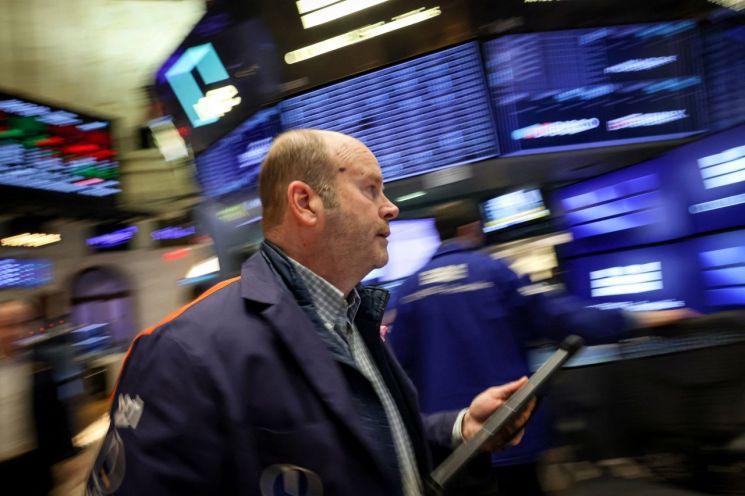 미국 뉴욕증권거래소(NYSE) 거래장에서 트레이더가 업무를 보고 있다. 로이터연합뉴스