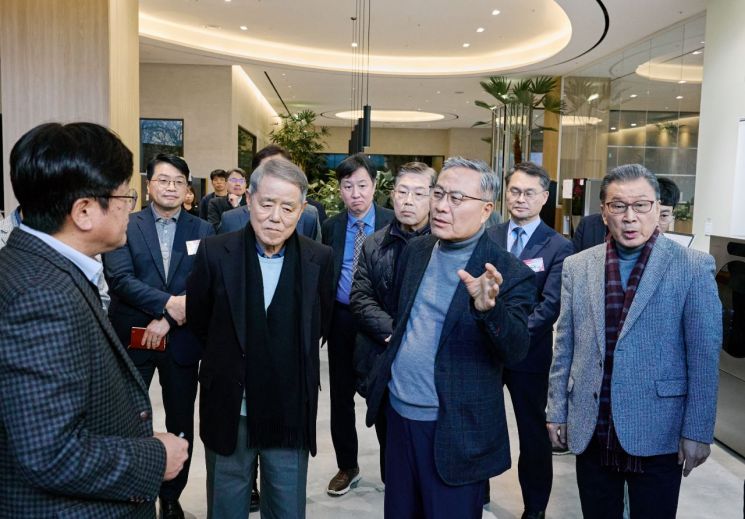 LG전자는 8일 서울 금천구 가산 R&D 캠퍼스에서 '50년의 기술과 열정, 내일을 향한 약속'을 주제로 기념 행사를 개최했다. 가산 R&D 캠퍼스에서 김쌍수 전 부회장, 이영하 전 사장, 신문범 전 사장 등이 LG전자의 가전 전략에 대한 설명을 듣고 있다. LG전자