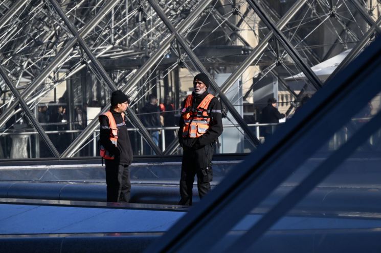 지난 10월 보석 절도 사건 이후 루브르 박물관 밖에 서 있는 사설 보안 요원들의 모습. AP연합뉴스
