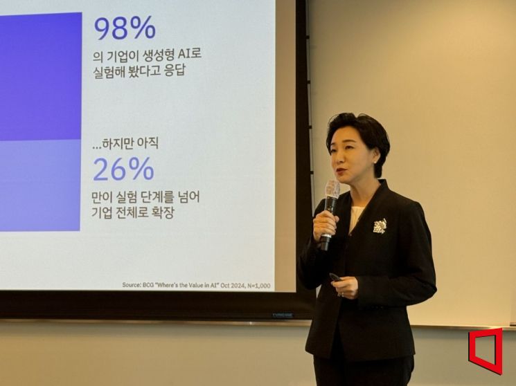 이수정 한국IBM 사장이 9일 오전 서울 여의도 IFC 한국IBM 사무실에서 첫 기자간담회를 열고 'AI 성과를 좌우하는 데이터 전략'에 대해 소개하고 있다. 장희준 기자