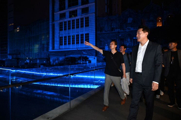 오세훈 서울시장이 6일 저녁 말레이시아 쿠알라룸푸르 리버오브라이프를 둘러보고 있다. 서울시 제공